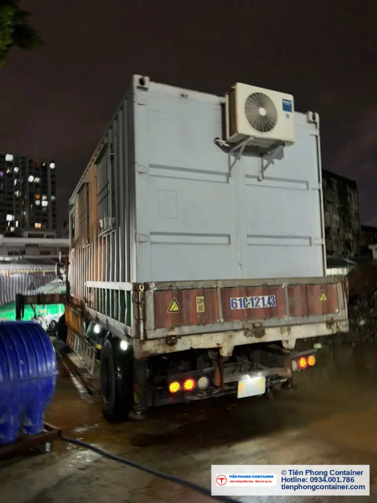 Container văn phòng 20ft lắp máy lạnh trên xe tải thùng chở vào Quận 8