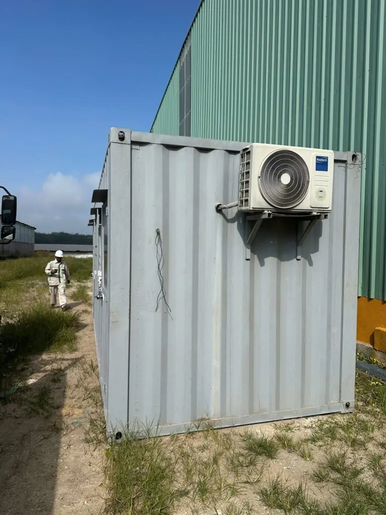 Container văn phòng 20ft lắp máy lạnh treo ngoài cạnh nhà xưởng vách tôn xanh tại Ninh Thuận
