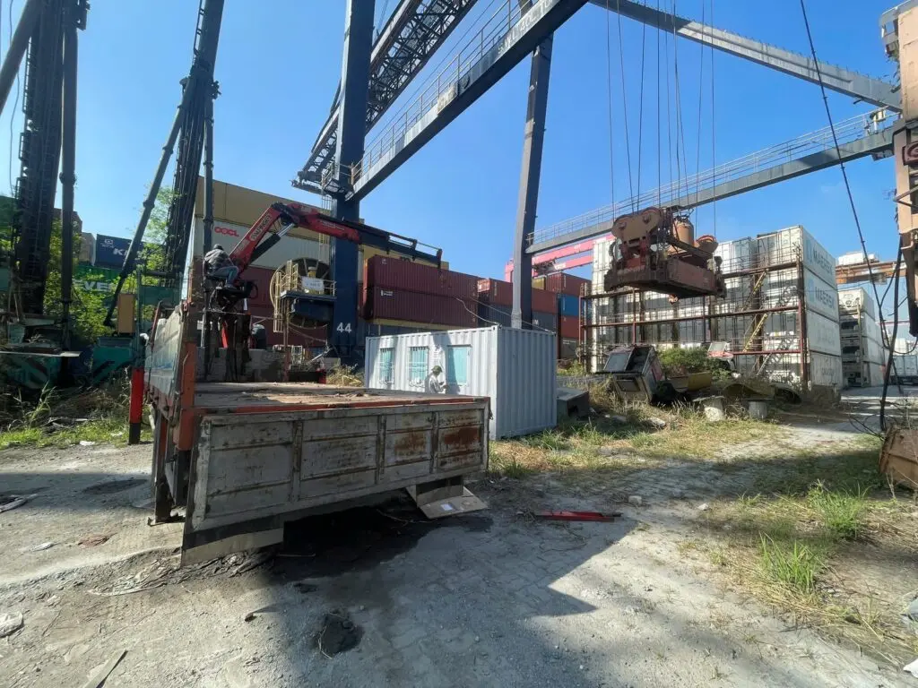Container văn phòng 20ft sát xe cẩu và cầu trục khung tại khu cảng container Quận 9