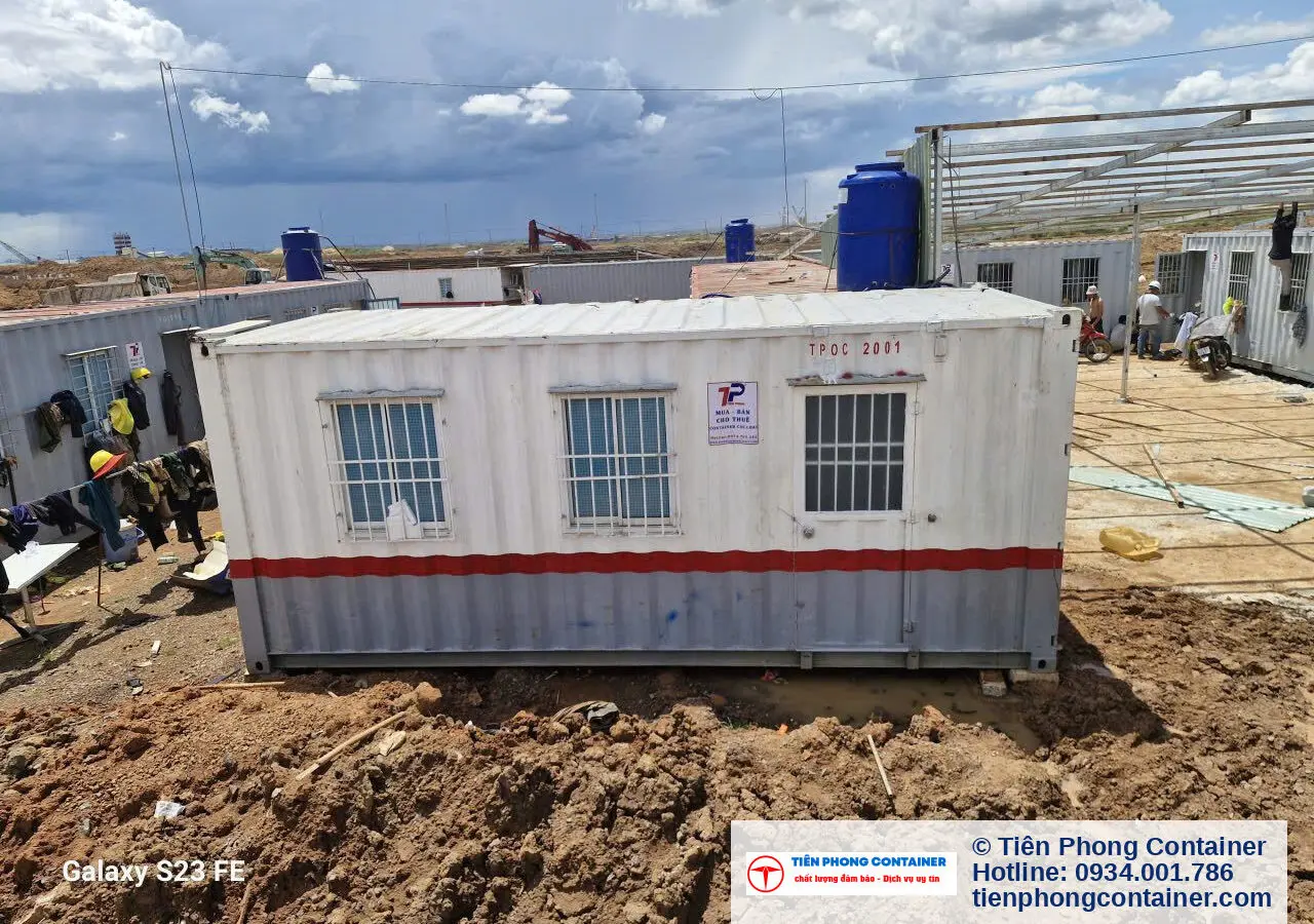 Container văn phòng 20ft sọc đỏ xám giữa khu lán trại công trường Sân bay Long Thành