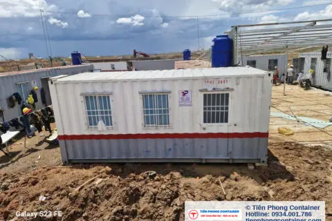 Container văn phòng 20ft sọc đỏ xám giữa khu lán trại công trường Sân bay Long Thành