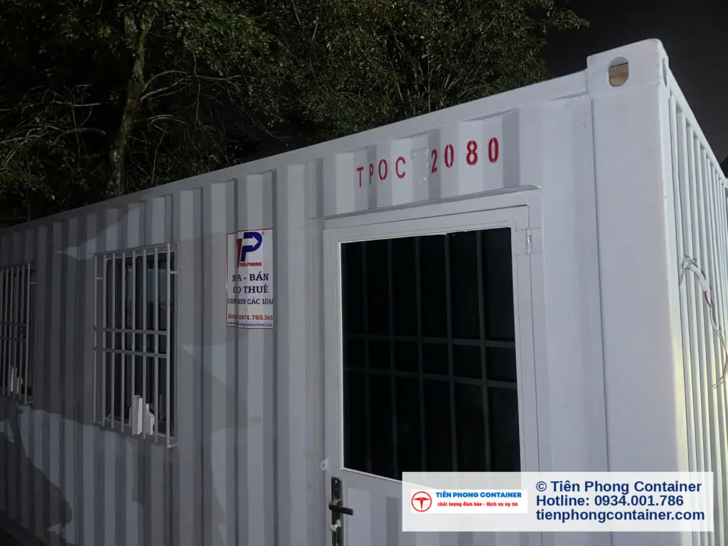 Container văn phòng 20ft sơn trắng có số mã trên thân đặt ban đêm tại Thủ Đức