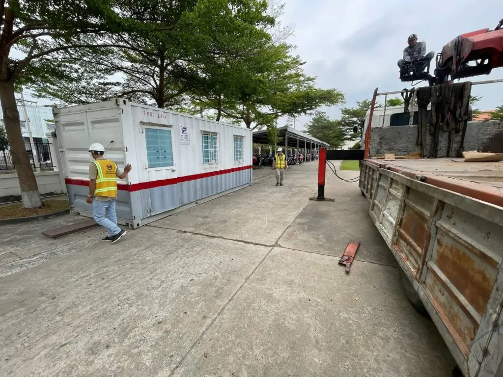 Container văn phòng 20ft sơn trắng kẻ vạch đỏ xám lắp máy lạnh tại KCN Minh Hưng