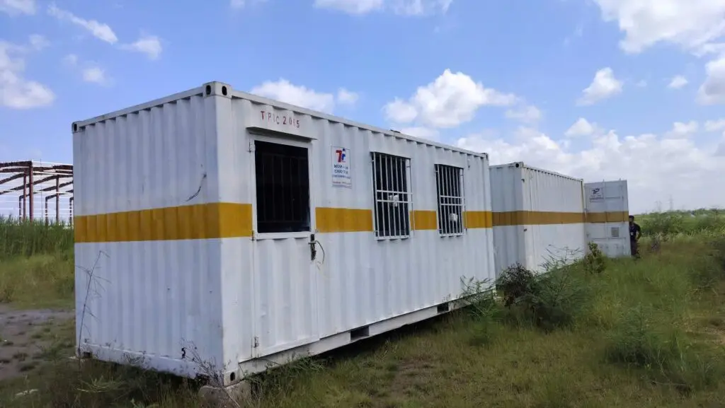 Container văn phòng 20ft sơn trắng kẻ vạch vàng trên nền cỏ tại KCN Long Hậu