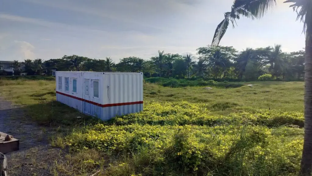 Container văn phòng 20ft sơn trắng vạch đỏ đặt trên bãi cỏ tại Hồ Tràm