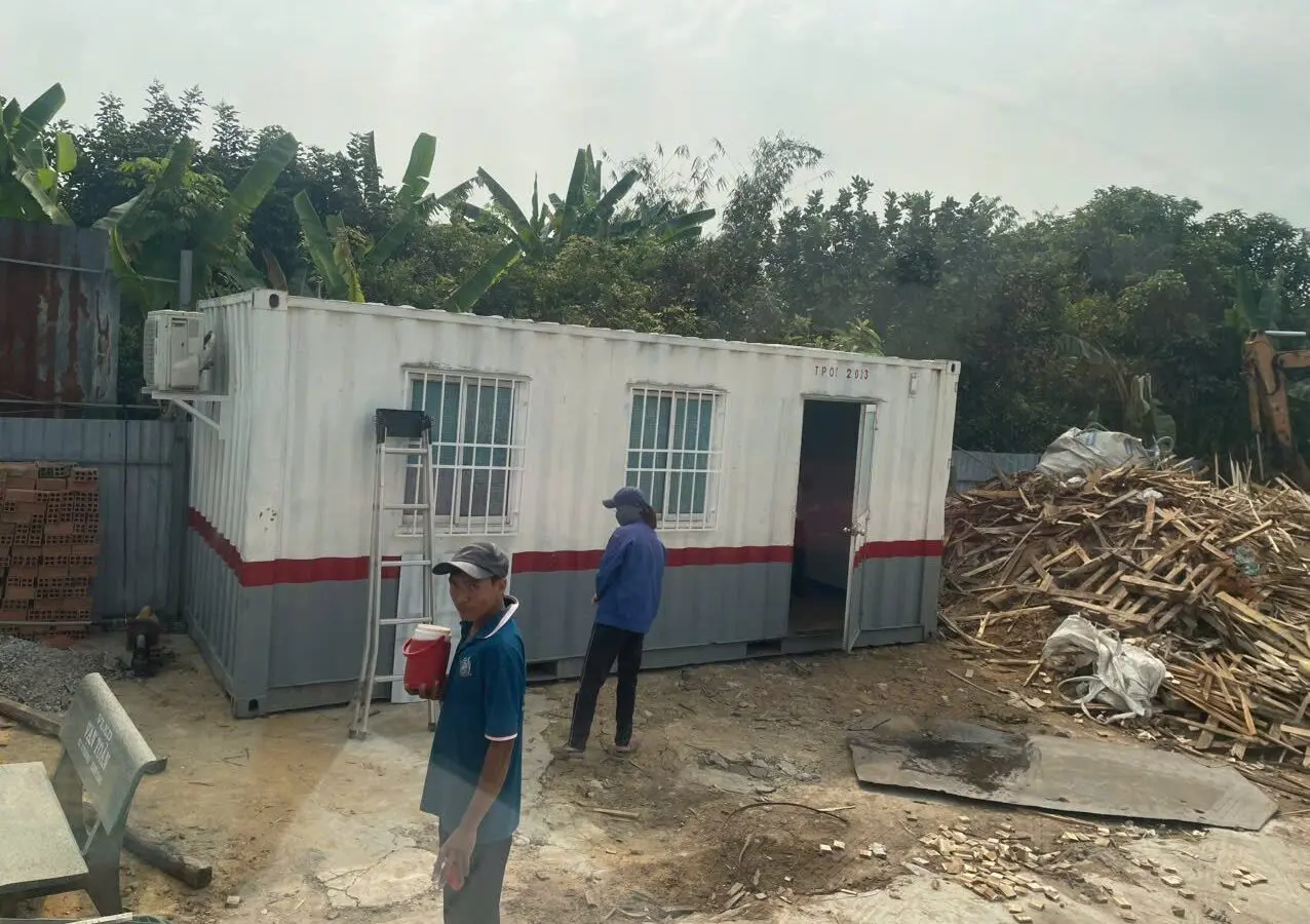 Container văn phòng 20ft sơn trắng vạch đỏ lắp máy lạnh, công nhân hoàn thiện sơn tại Củ Chi