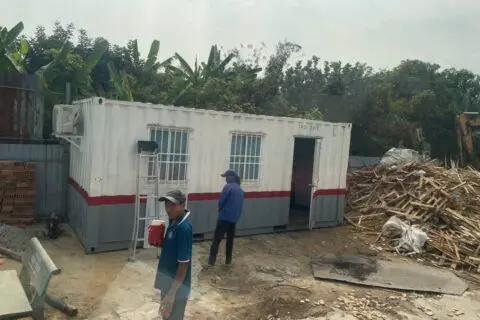 Container văn phòng 20ft sơn trắng vạch đỏ lắp máy lạnh, công nhân hoàn thiện sơn tại Củ Chi