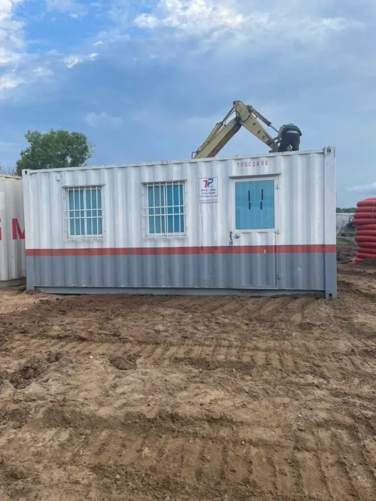 Container văn phòng 20ft sơn trắng vạch đỏ xám đặt cạnh máy xúc tại Vũng Tàu