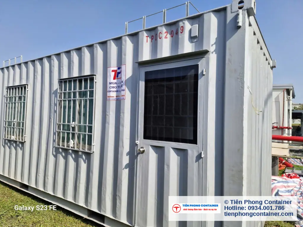 Container văn phòng 20ft sơn xám có cửa sổ khung bảo vệ trong khuôn viên nhà máy KCN VSIP 2
