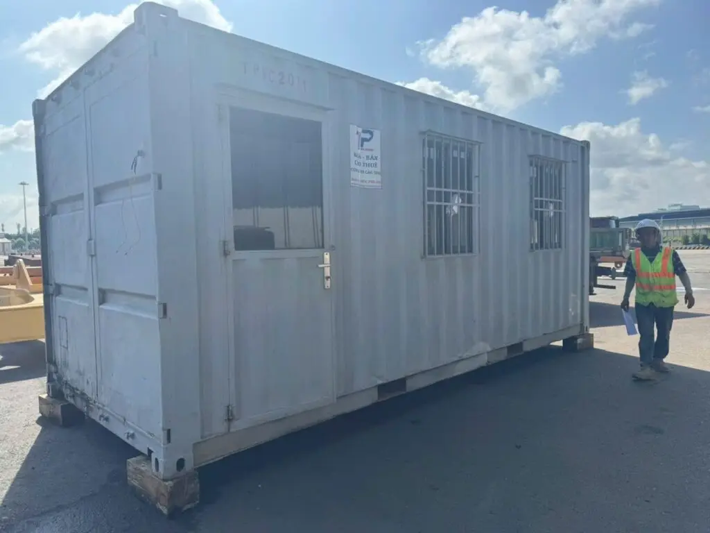 Container văn phòng 20ft sơn xám cửa sổ khung bảo vệ trên bãi Cảng Thị Vải
