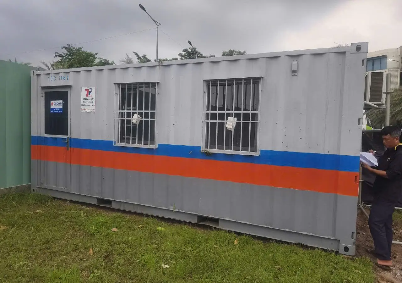 Container văn phòng 20ft sơn xám kẻ vạch cam xanh, cửa sổ khung sắt, nhân viên ghi nhận bàn giao tại Global City
