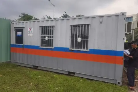 Container văn phòng 20ft sơn xám kẻ vạch cam xanh, cửa sổ khung sắt, nhân viên ghi nhận bàn giao tại Global City