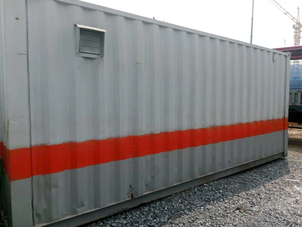 Container văn phòng 20ft sơn xám kẻ vạch đỏ có lam gió ở hông tại KCN Phước Đông