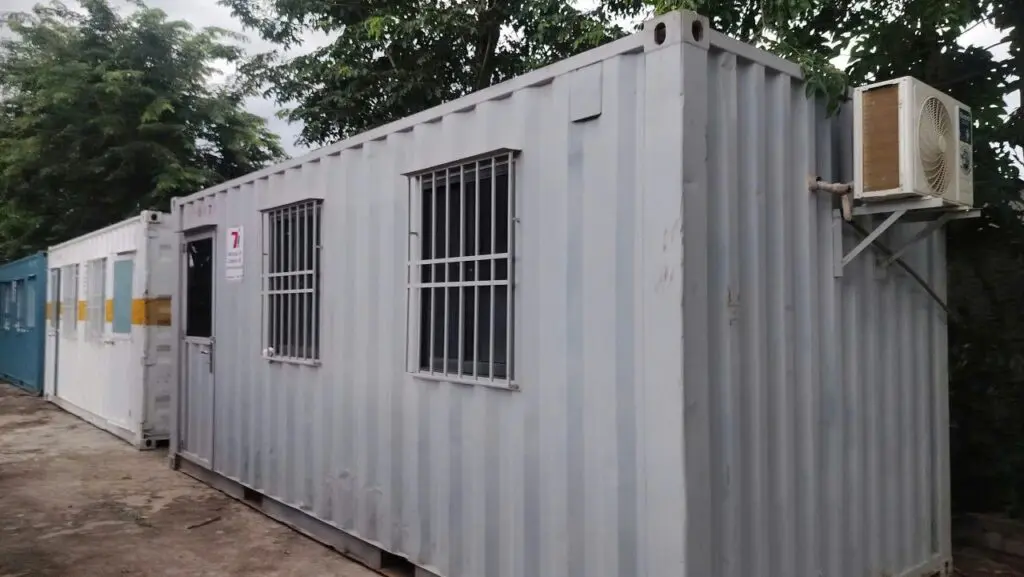 Container văn phòng 20ft sơn xám lắp máy lạnh, cửa sổ khung bảo vệ tại Bình Phước