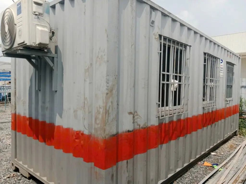 Container văn phòng 20ft sơn xám lắp máy lạnh treo ngoài và cửa sổ khung bảo vệ tại KCN Phước Đông
