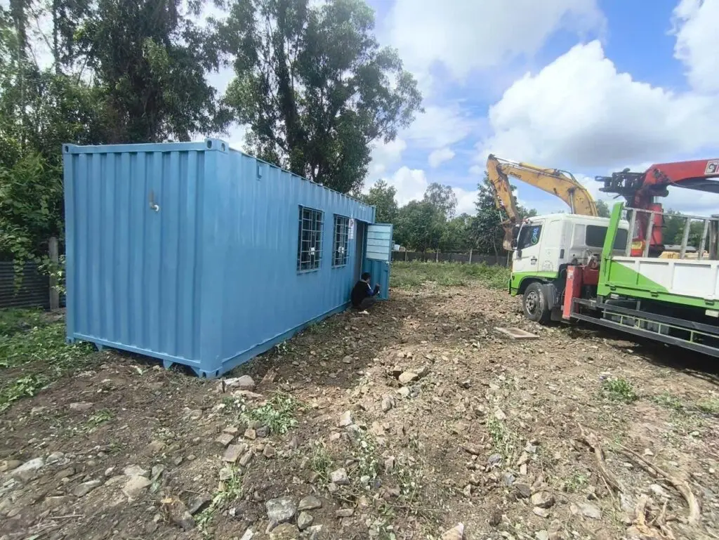 Container văn phòng 20ft sơn xanh dương cửa sổ khung bảo vệ trên mặt bằng đất tại Thạnh Lợi Tây Ninh