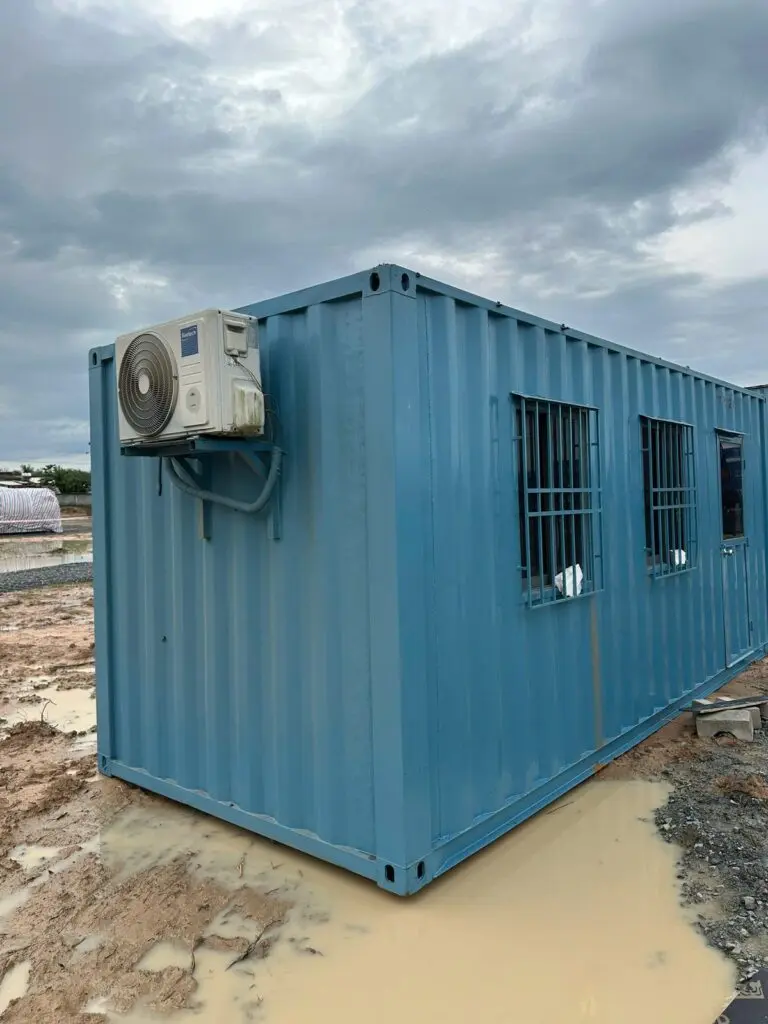 Container văn phòng 20ft sơn xanh dương lắp máy lạnh trên nền đất ướt tại Tây Ninh