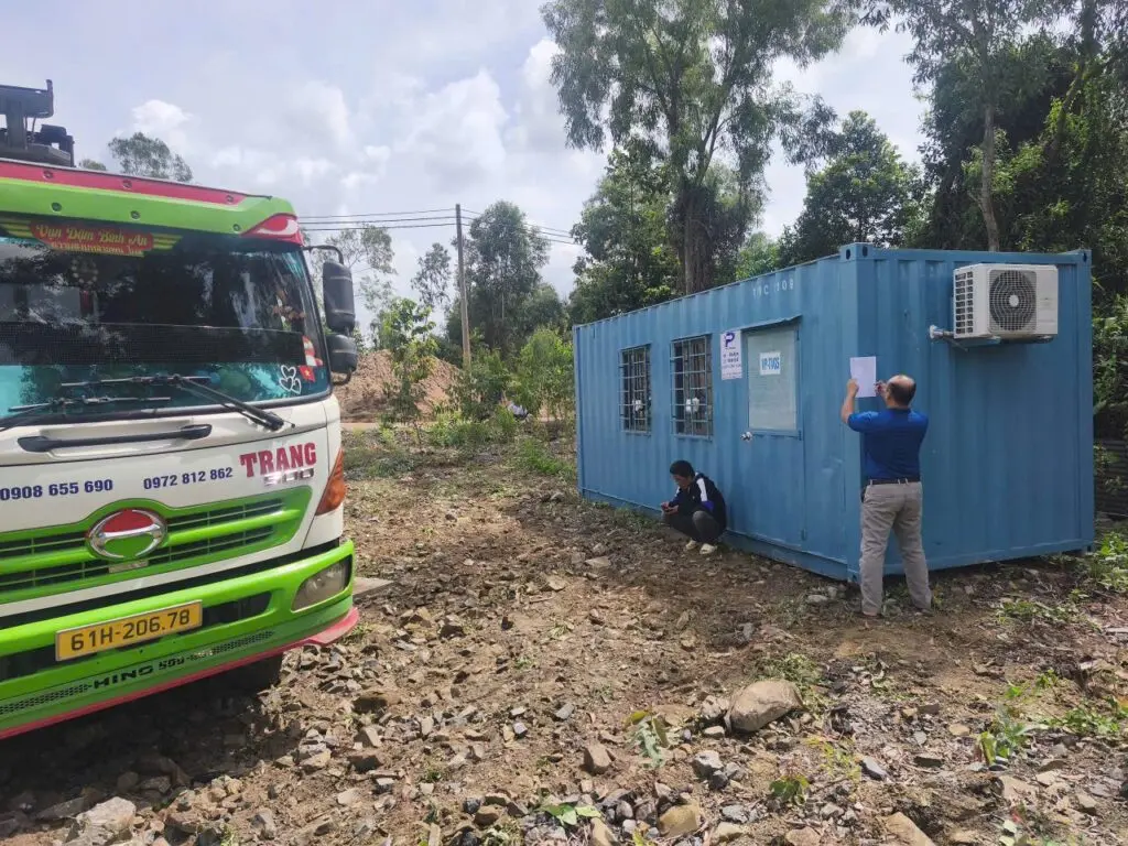 Container văn phòng 20ft sơn xanh dương lắp máy lạnh treo ngoài tại Thạnh Lợi