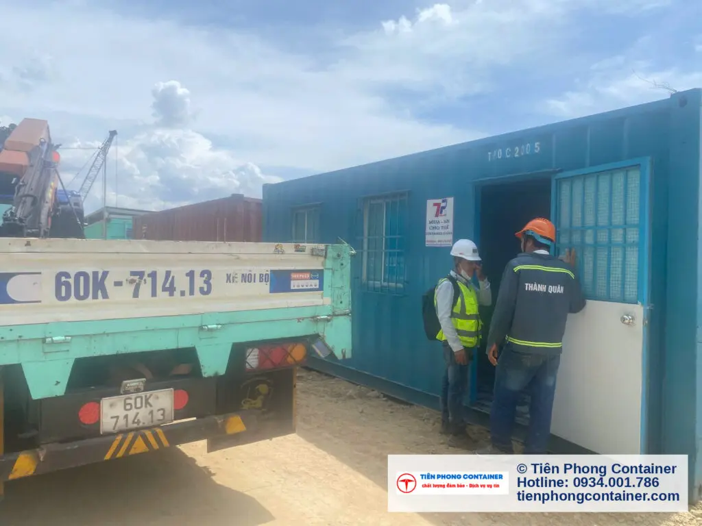 Container văn phòng 20ft sơn xanh khung cửa sổ bảo vệ, nhân viên công trường nghiệm thu tại Tân Uyên