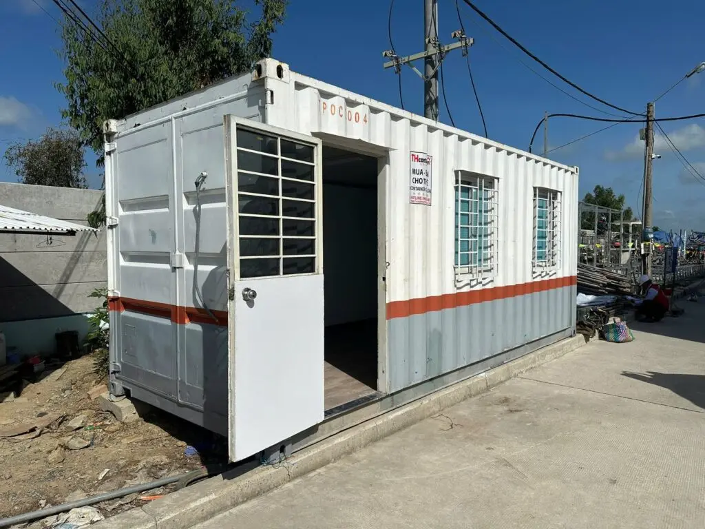 Container văn phòng 20ft trắng kẻ vạch đỏ cam mở cửa đôi tại Hữu Thạnh Long An