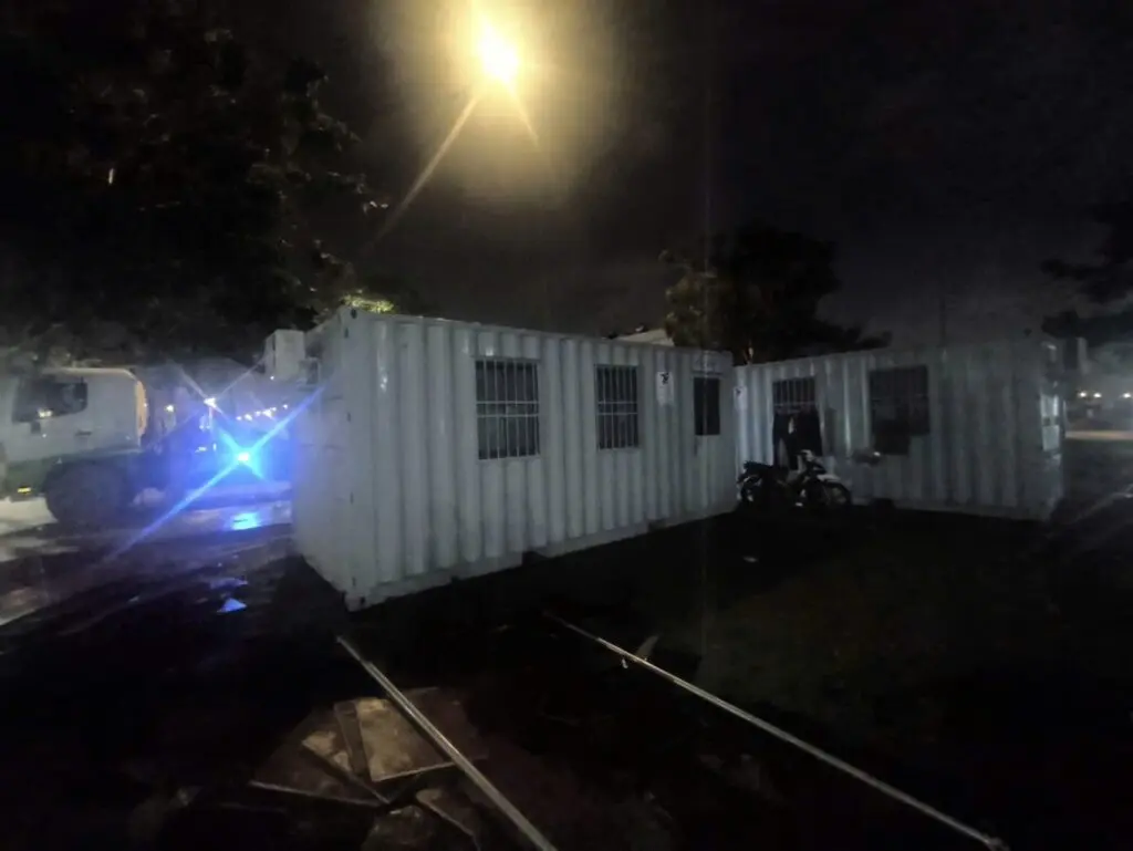 Container văn phòng 20ft vừa hạ xuống bãi cỏ cạnh vỉa hè Global City lúc đêm