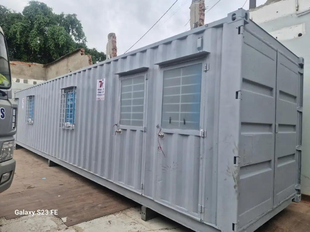 Container văn phòng 40ft có WC lắp máy lạnh, cửa đôi cuối container tại cảng Long Bình