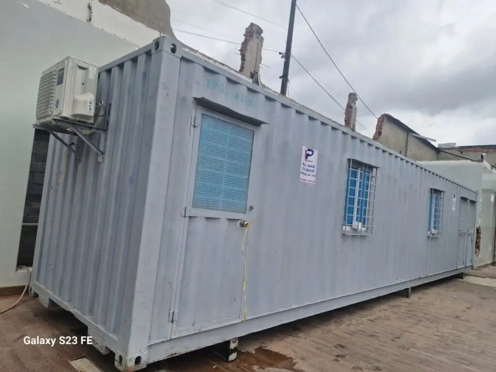 Container văn phòng 40ft có WC sơn xám cửa sổ kính mờ tại cảng Long Bình