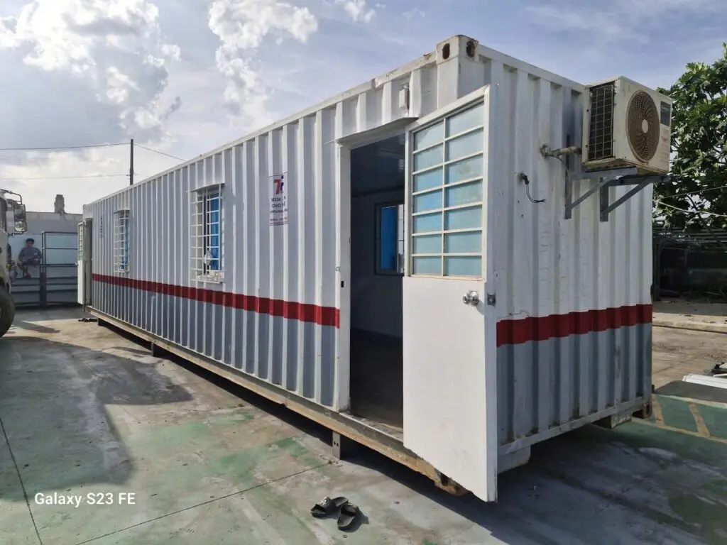 Container văn phòng 40ft cửa mở rộng, vạch đỏ trên nền bê tông cảng Long Bình