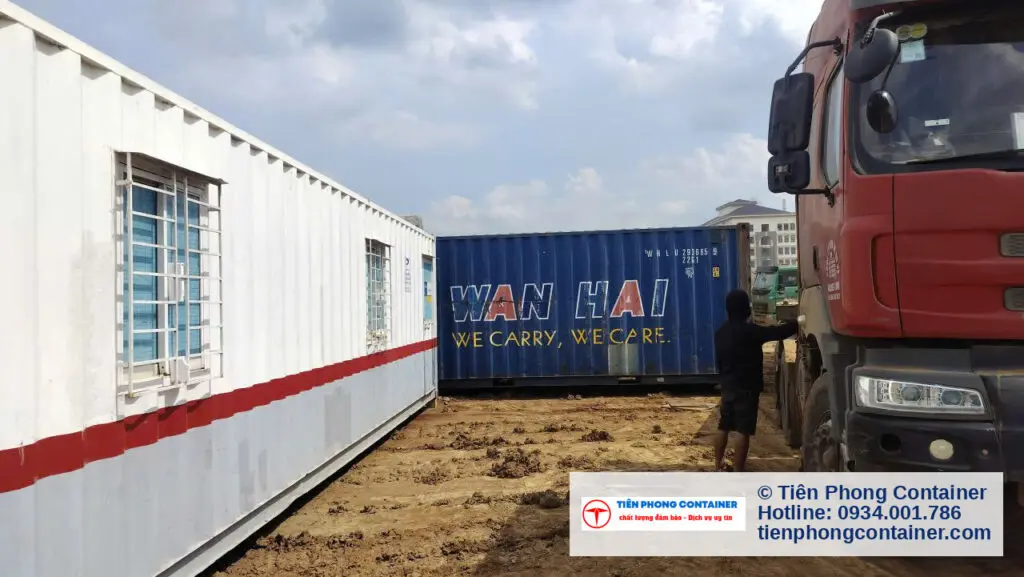 Container văn phòng 40ft đặt gần xe đầu kéo vừa vận chuyển đến công trường Sân bay Long Thành