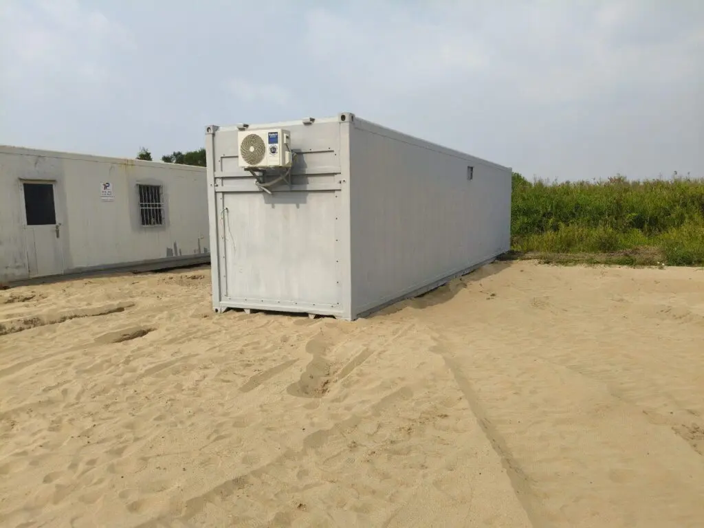 Container văn phòng 40ft lắp máy lạnh treo ngoài đặt trên nền cát tại Bình Chánh
