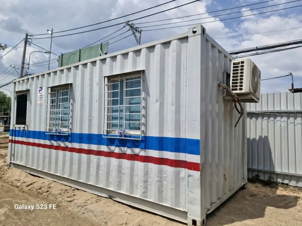 Container văn phòng 40ft sơn trắng kẻ hai vạch xanh dương đỏ có cửa sổ khung bảo vệ tại KCN Nhơn Trạch 3