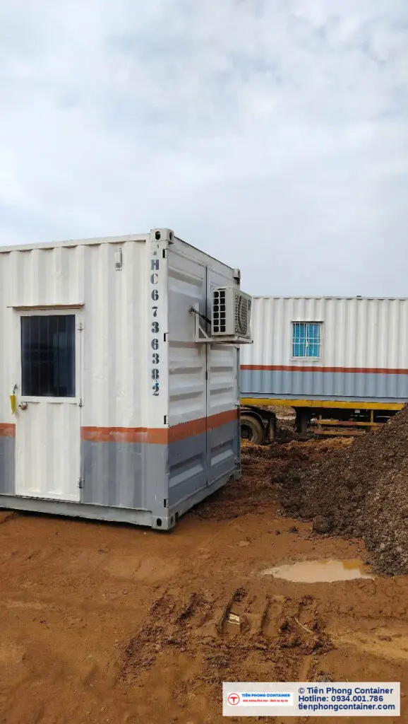 Container văn phòng 40ft sơn trắng kẻ vạch đỏ xám đặt trên nền đất đỏ công trường Sân bay Long Thành