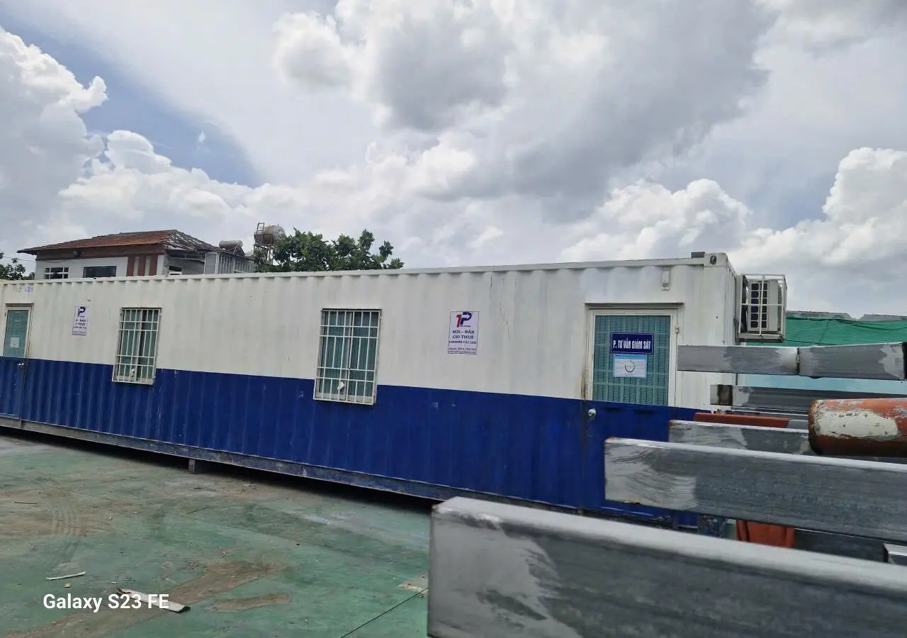 Container văn phòng 40ft sơn trắng thân dưới xanh dương trên bãi cảng Long Bình