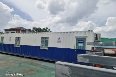 Container văn phòng 40ft sơn trắng thân dưới xanh dương trên bãi cảng Long Bình