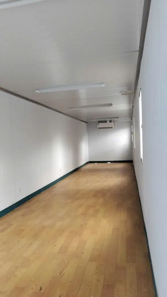 Container văn phòng 40ft sơn xám cửa sổ khung bảo vệ đặt trên nền đất tại Bình Hòa TP.HCM