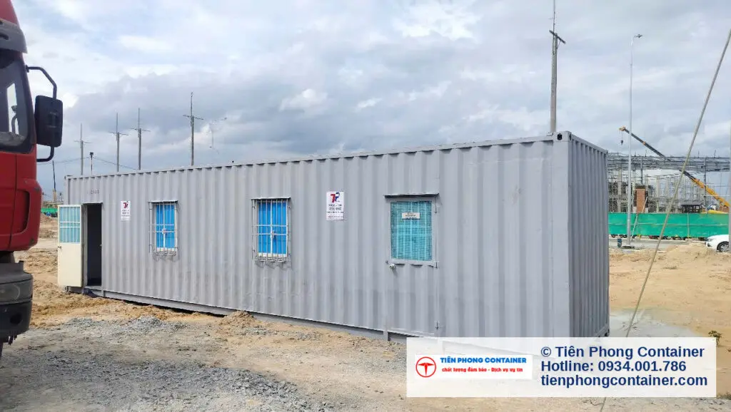 Container văn phòng 40ft sơn xám cửa sổ khung xanh dương tại công trường KCN VSIP 3
