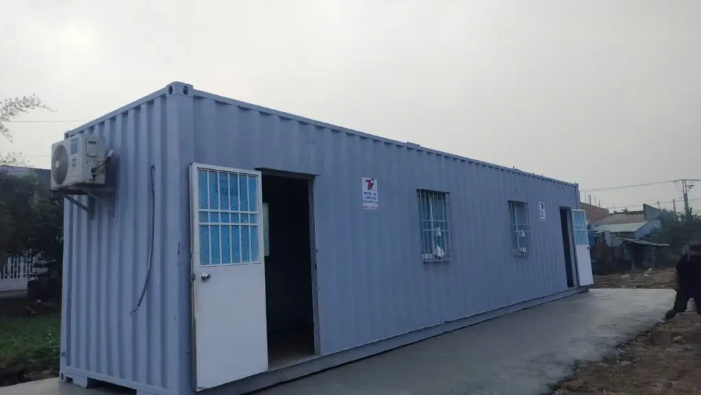 Container văn phòng 40ft sơn xám nhạt cửa mở trên nền bê tông tại Đức Hòa Long An