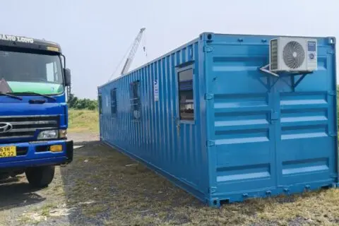 Container văn phòng 40ft sơn xanh dương cửa sổ khung bảo vệ đặt trên bãi trống tại KCN Phước Đông