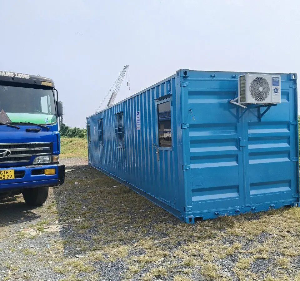 Container văn phòng 40ft sơn xanh dương cửa sổ khung bảo vệ đặt trên bãi trống tại KCN Phước Đông