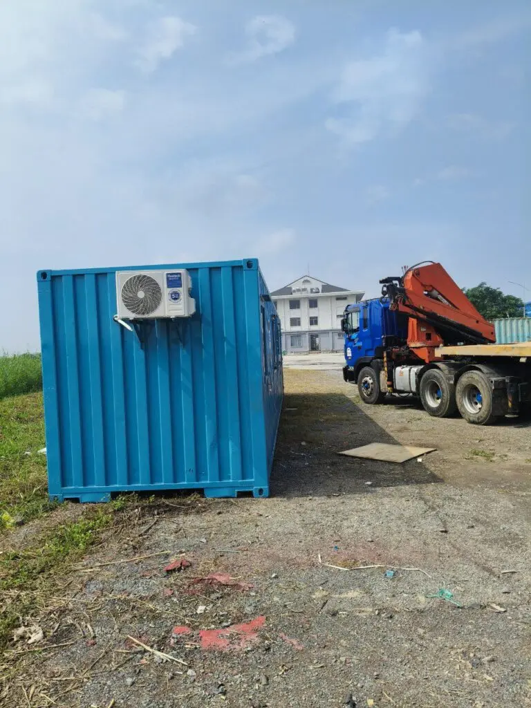 Container văn phòng 40ft sơn xanh dương lắp máy lạnh treo ngoài cạnh xe đầu kéo tại KCN Phước Đông Tây Ninh
