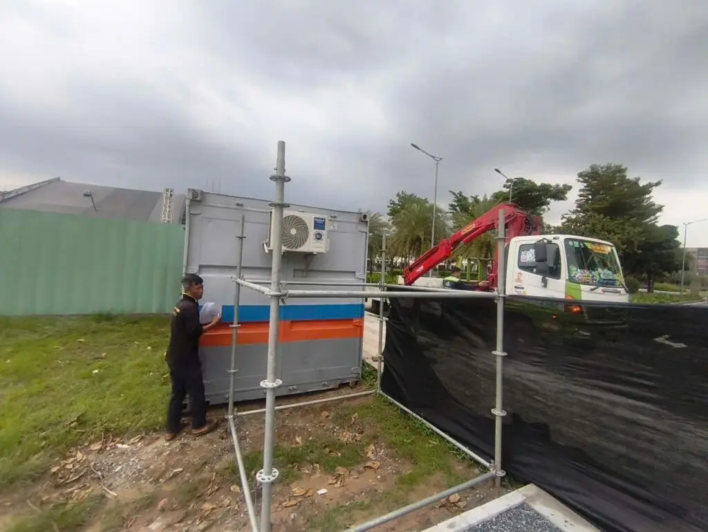 Container văn phòng có máy lạnh dựng sát hàng rào dự án Global City, xe cẩu rời mặt bằng