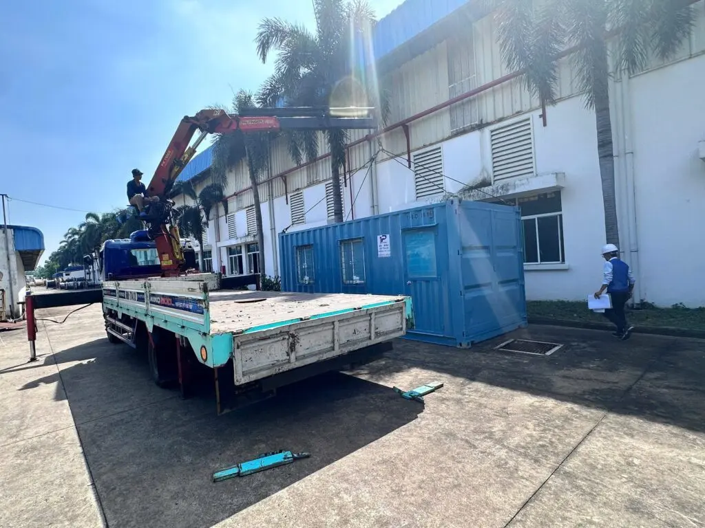 Container văn phòng xanh dương đã đặt cạnh nhà xưởng KCN Long Thành, có máy lạnh treo ngoài