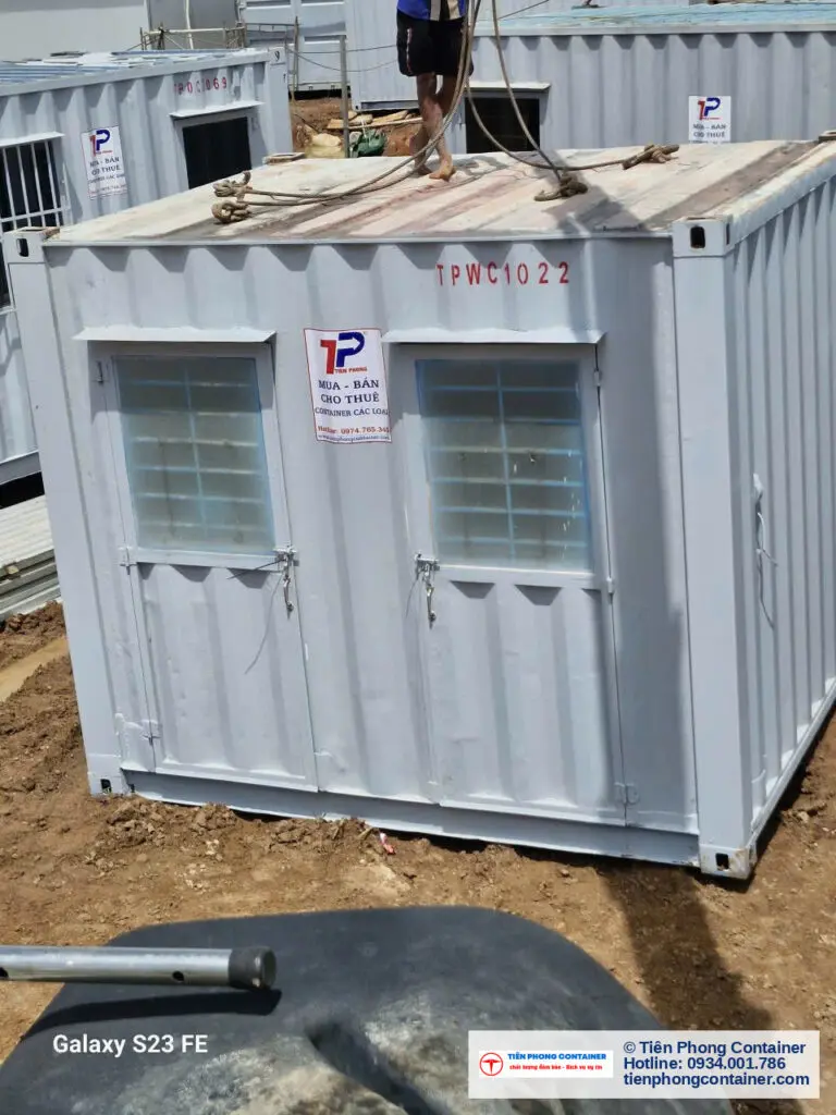 Container vệ sinh 10ft đánh số trên thân, đặt cạnh các container khác trên công trường