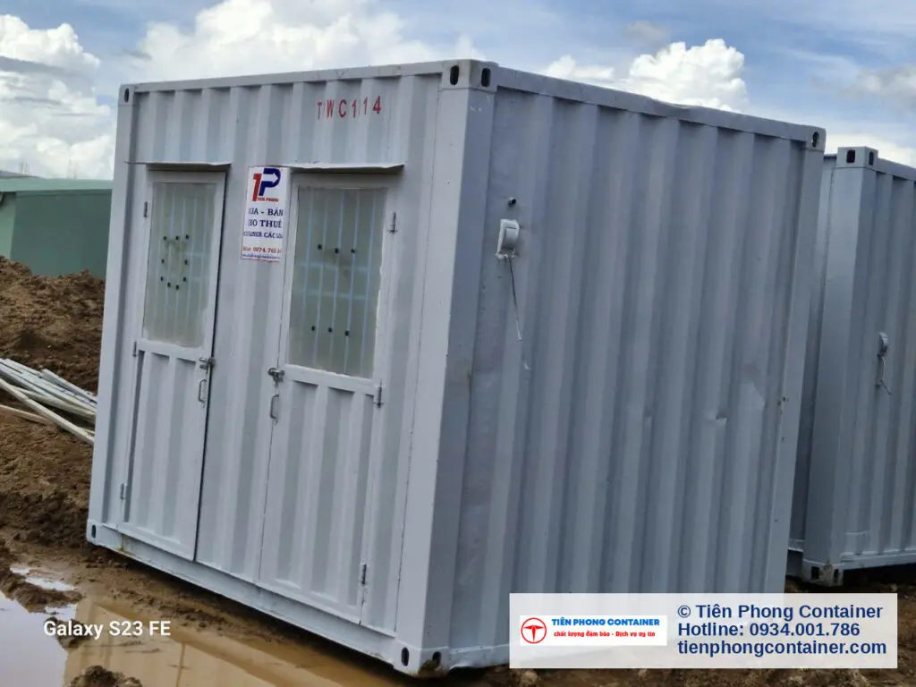 Container vệ sinh 10ft hai cửa có ô thoáng kính mờ tại Sân bay Long Thành