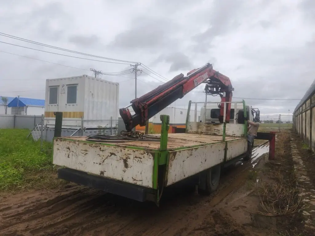 Container vệ sinh 10ft sơn trắng cửa sổ khung bảo vệ cạnh xe cẩu tại Cần Thơ