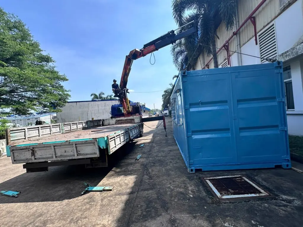 Container xanh dương trên xe tải thùng ở KCN Long Thành