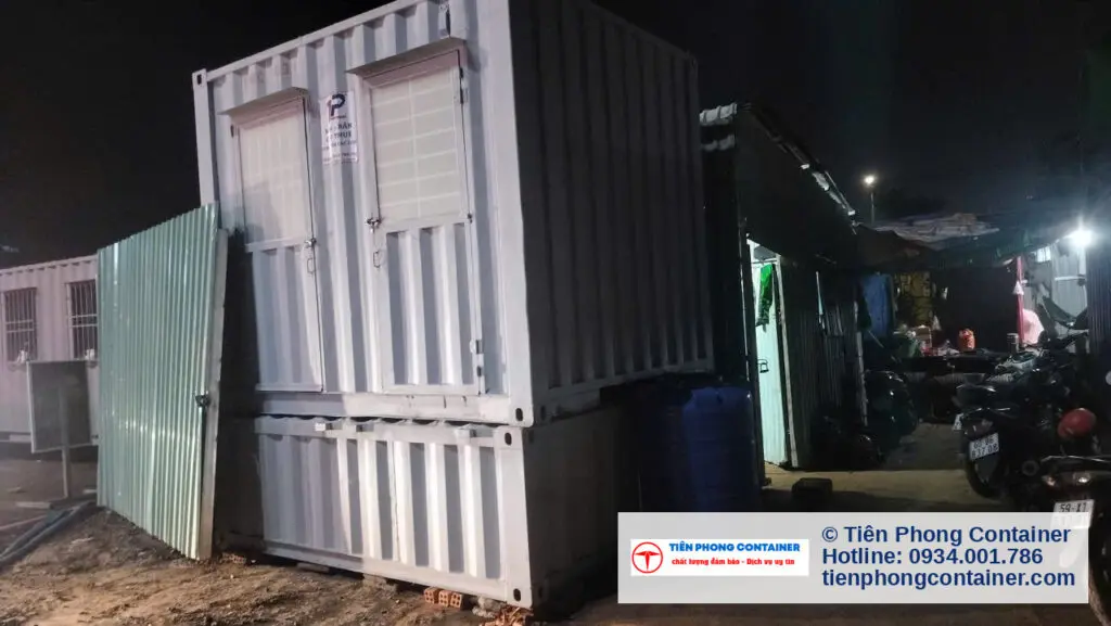 Cụm container văn phòng 20ft và container vệ sinh 10ft đặt xếp tầng có cầu thang thép tại Quận 2