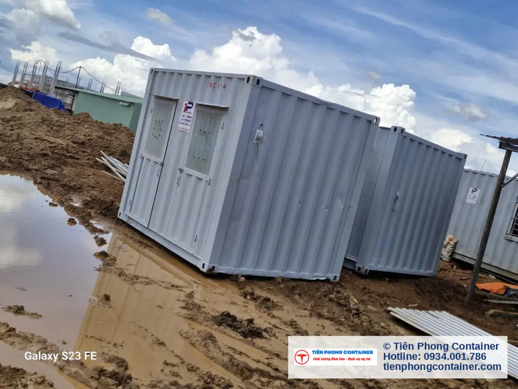 Cụm container vệ sinh 10ft đặt trên nền đất ướt tại công trường Sân bay Long Thành