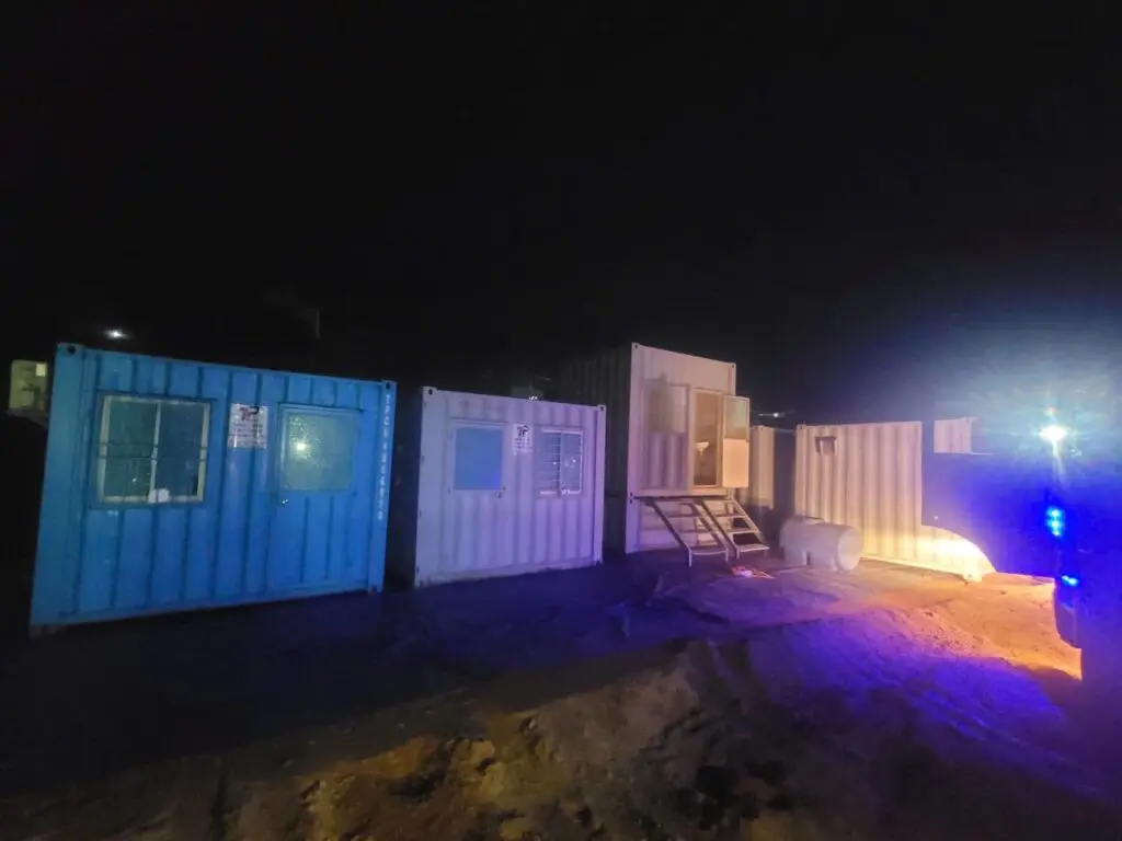 Cụm container 10ft có cầu thang lên tầng trên, chụp ban đêm tại Bình Phước