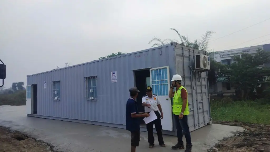 Đại diện bên thuê và kỹ thuật viên kiểm tra container văn phòng 40ft tại Đức Hòa